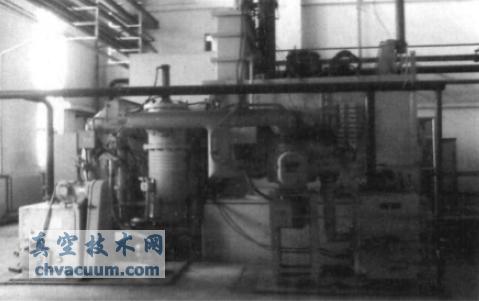 引進的油淬氣冷多用真空爐的外形圖